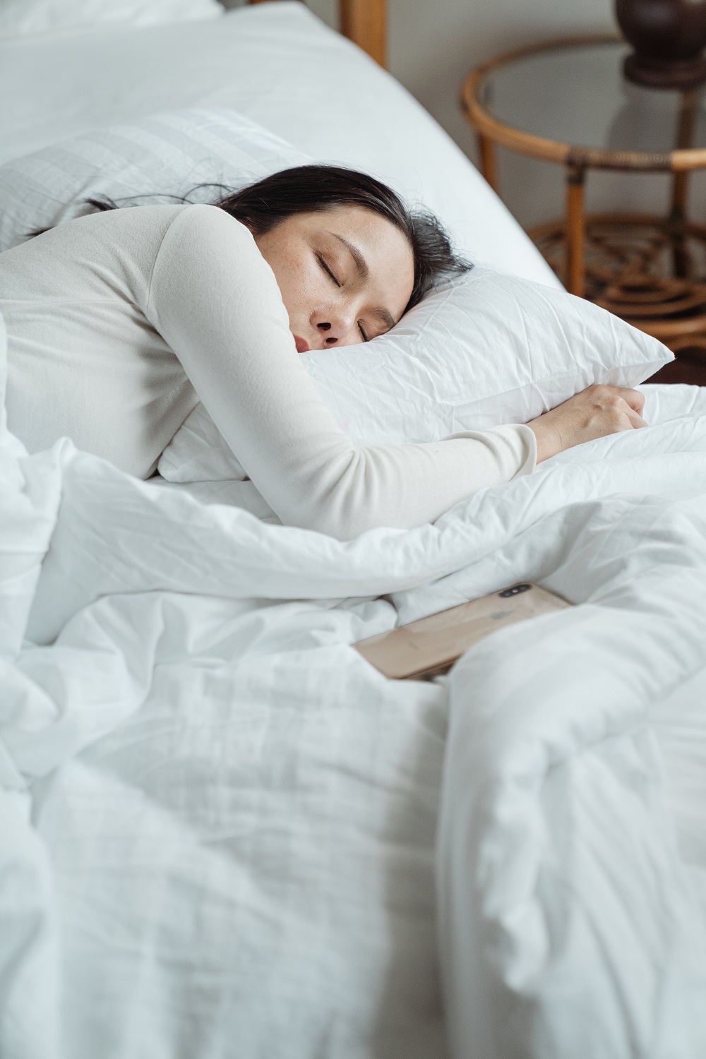 Slapende vrouw bij stille monoblock verkleind